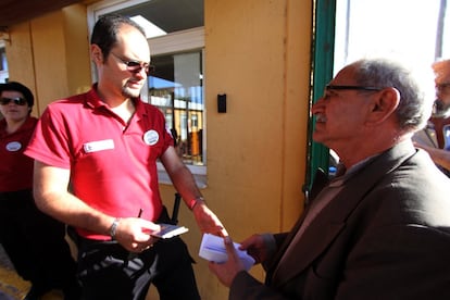 Un refugiado sirio entrega su documentación a su llegada al Ceti de Melilla.