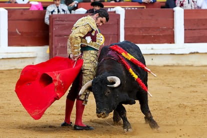 El diestro Morante de la Puebla da un pase con la muleta en la corrida celebrada el 27 de abril en la plaza de toros de Mérida.