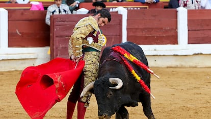 El diestro Morante de la Puebla da un pase con la muleta en la corrida celebrada el 27 de abril en la plaza de toros de Mérida.