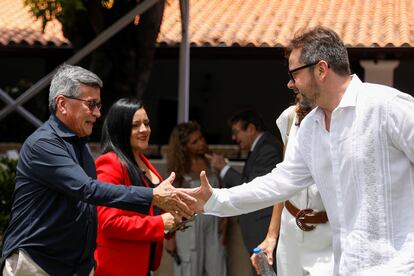 Pablo Beltrán, representante del ELN y Carlos Ruíz Massieu, representante de la ONU, luego del cuarto ciclo de conversaciones, el 4 de septiembre en Caracas.