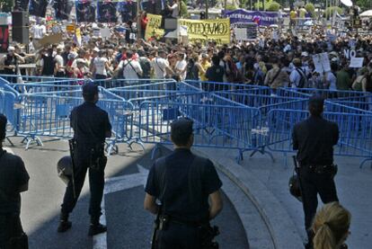 La policía protege la carrera de San Jerónimo de Madrid.