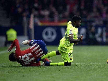 Umtiti disputa un balón con Diego Costa, en el Atlético-Barcelona.