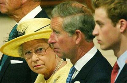 Isabel II, Carlos de Inglaterra y el príncipe Guillermo, durante la ceremonia religiosa de la celebración del 50º aniversario de la coronación de la reina.