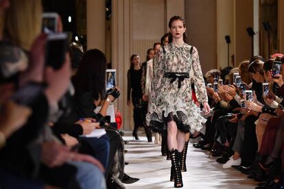 Los volantes han sido una de las constantes de la colección presentada este lunes por Giambattista Valli.