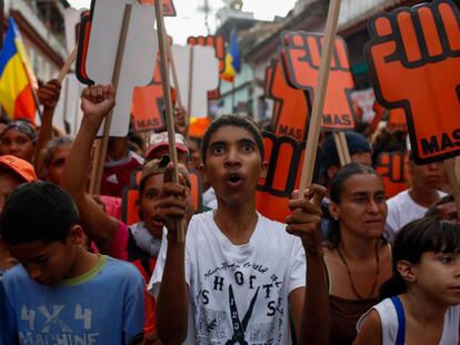 Simpatizantes do oposicionista Henri Falcón, nesta segunda-feira, em Caracas.