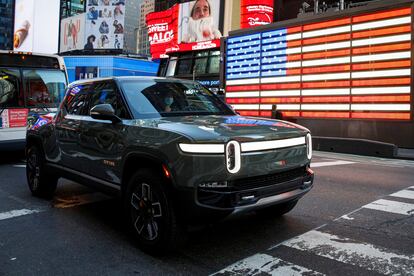 Un modelo R1T de Rivian en Times Square, este miércoles, con motivo de su debut en Wall Street.
