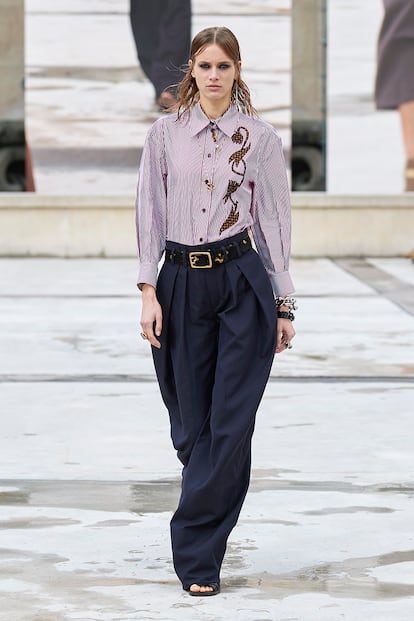 Chloé exagera las proporciones en su colección primavera-verano 2021 y nos ofrece una idea fácil de replicar: no necesitan más que un buen cinturón y una camisa especial.