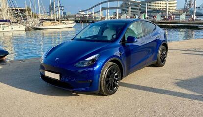 Tesla Model Y azul en Barcelona