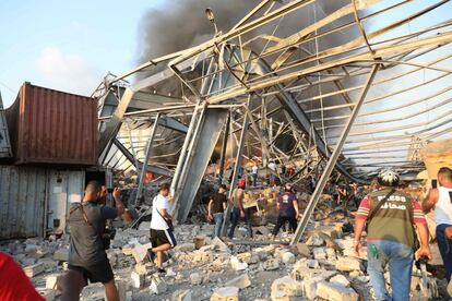 Los vídeos que circulan en redes sociales muestran una explosión y una gran columna de humo en la zona del puerto de Beirut, previa a una segunda de mayor potencia. En la imagen, los destrozos causados.