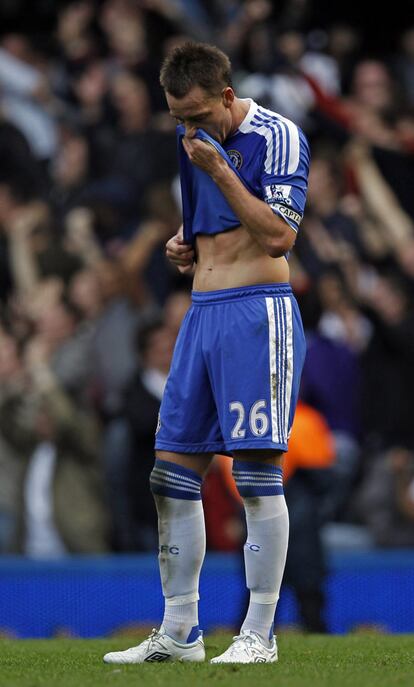 Terry se lamenta tras su fallo en la jugada que ha acabado en el cuarto gol del Arsenal.