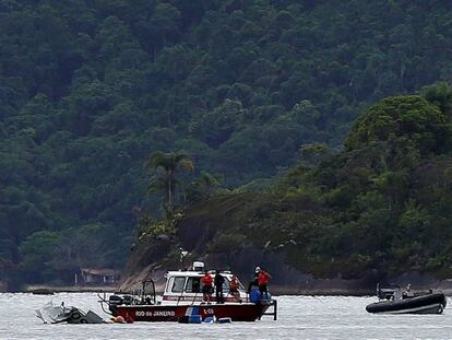 Um barco da Marinha no lugar da queda da aeronave, na costa de Paraty.