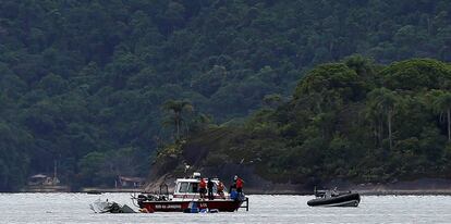 Um barco da Marinha no lugar da queda da aeronave, na costa de Paraty.