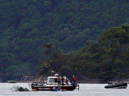 Um barco da Marinha no lugar da queda da aeronave, na costa de Paraty.