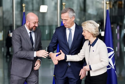 Jens Stoltenberg, Charles Michel, y Ursula von der Leyen, se dan la mano tras firmar la tercera Declaración Conjunta sobre la Cooperación OTAN-UE, en la sede de la OTAN en Bruselas, este martes.