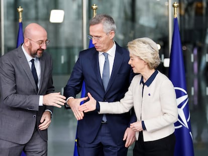 Jens Stoltenberg, Charles Michel, y Ursula von der Leyen, se dan la mano tras firmar la tercera Declaración Conjunta sobre la Cooperación OTAN-UE, en la sede de la OTAN en Bruselas, este martes.