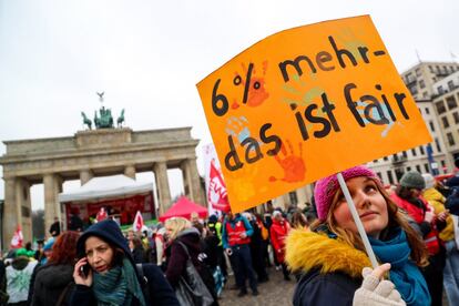  Manifestantes y miembros de varios sindicatos participan en una protesta para reclamar mejoras salariales, este miércoles, ante la Puerta de Brandenburgo en Berlín, Alemania. 