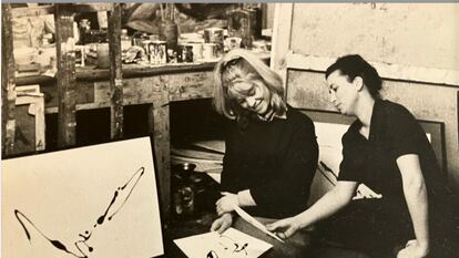 La actriz Julie Christie (izquierda) y Nadia Werba en el estudio de la primera en Madrid, en los años sesenta.