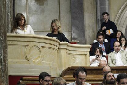 Laura Borràs y Cayetana Álvarez de Toledo en el debate de Política General del Parlament. 