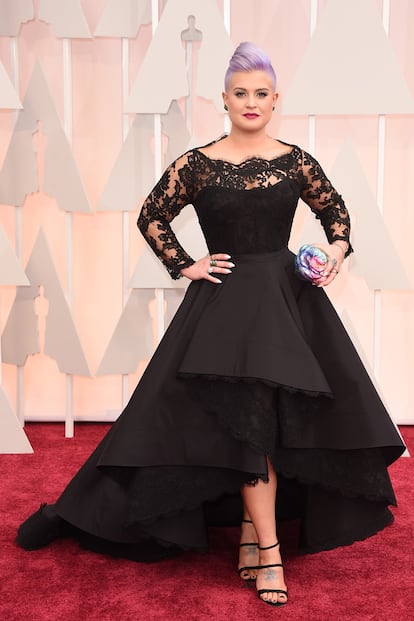 Kelly Osbourne no falla a la cita anual de los Oscar (presenta la alfombra roja para el canal E!) y este año ha acudido con este vestido negro con encaje de Rita Vinieris.