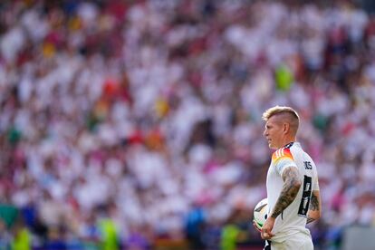 Toni Kroos se prepara para el lanzamiento de una falta. 