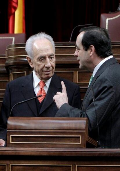 El presidente israelí, Simon Peres, y el del Congreso de los Diputados, José Bono, en la Cámara Baja.