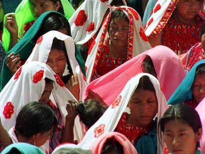 Mujeres tzotziles de varios credos, en una ceremonia en Chiapas.