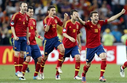 Varios jugadores de la selección, durante la tanda de penaltis ante Portugal