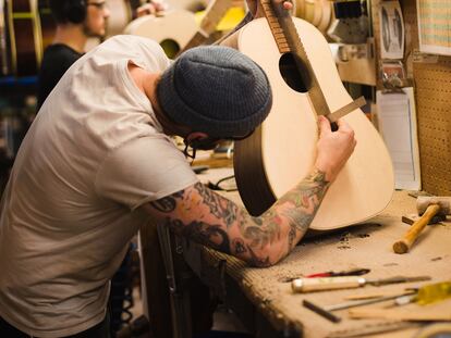Fábrica de guitarras acústicas de Gibson en Montana (EE UU).
