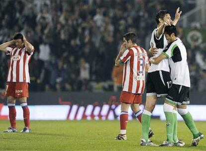 Ezequiel Garay (derecha) abraza a Zigic tras un gol de éste, con Ujfalusi (izquierda) y Antonio López detrás.