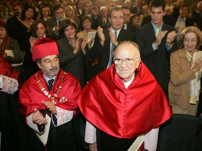 Carrillo recibe el aplauso de los asistentes al acto, entre ellos su esposa, Carmen Menéndez (derecha).