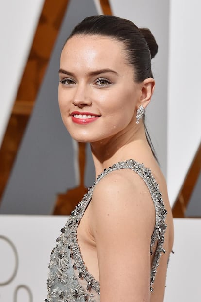 Daisy Ridley recogió su melenita y eligió un maquillaje natural.