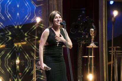 L'actriu Lola Dueñas amb el premi a la millor actriu protagonista per la pel·lícula 'Viaje al cuarto de una madre'.