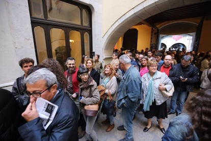 Entrada al Teatre Municipal de Girona, on s'ha projectat el primer capítol de la sisena temporada de 'Joc de Trons'.