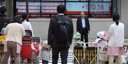 Un panel de cotizaciones en una casa de Bolsa de Tokio