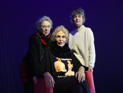 Las actrices Claudia Faci y Celeste Gonzalez y la directora Ana Vallés de la obra 'El Diablo en la playa' en el teatro de La Abadía.