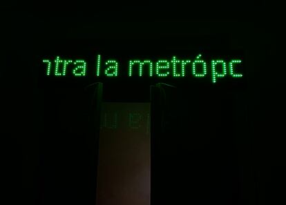 “La evolución, amigos y amigas, si acaso existe, no será metropolitana sino contra la metrópolis…”. -Consejo Nocturno.
Contra la metrópolis, letrero LED, Israel Martínez, 2022
(Imagen: cortesía del artista)