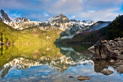 La primera parte de su nombre, Aigüestortes, significa en catalán “aguas tortuosas”, y hace referencia a sus meandros de alta montaña. San Mauricio, el más célebre de sus lagos pirenaicos de origen glaciar, a 1.910 metros de altitud, en el fondo de un circo glaciar, tiene una pequeña presa construida para aumentar su capacidad. Este parque nacional se reparte entre varias comarcas del Pirineo de Lleida, alfombrado de pino negro y silvestre, abeto, abedul y haya.