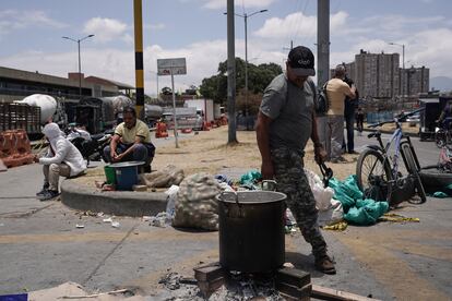 Manifestantes cocinan un sancocho en la calle durante el paro de transportadores, en la salida sur de Bogotá.