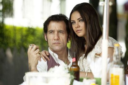 Clive Owen y Mila Kunis, en un fotograma de &#039;Lazos de sangre&#039;. 