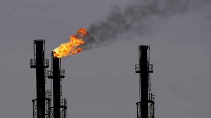 Chimeneas en una refinería de gas y petróleo.