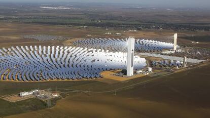 Planta de energía termosolar de Abengoa en Sanlúcar la Mayor. / A. RUESGA