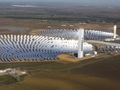 Planta de energ&iacute;a termosolar de Abengoa en Sanl&uacute;car la Mayor. / A. RUESGA