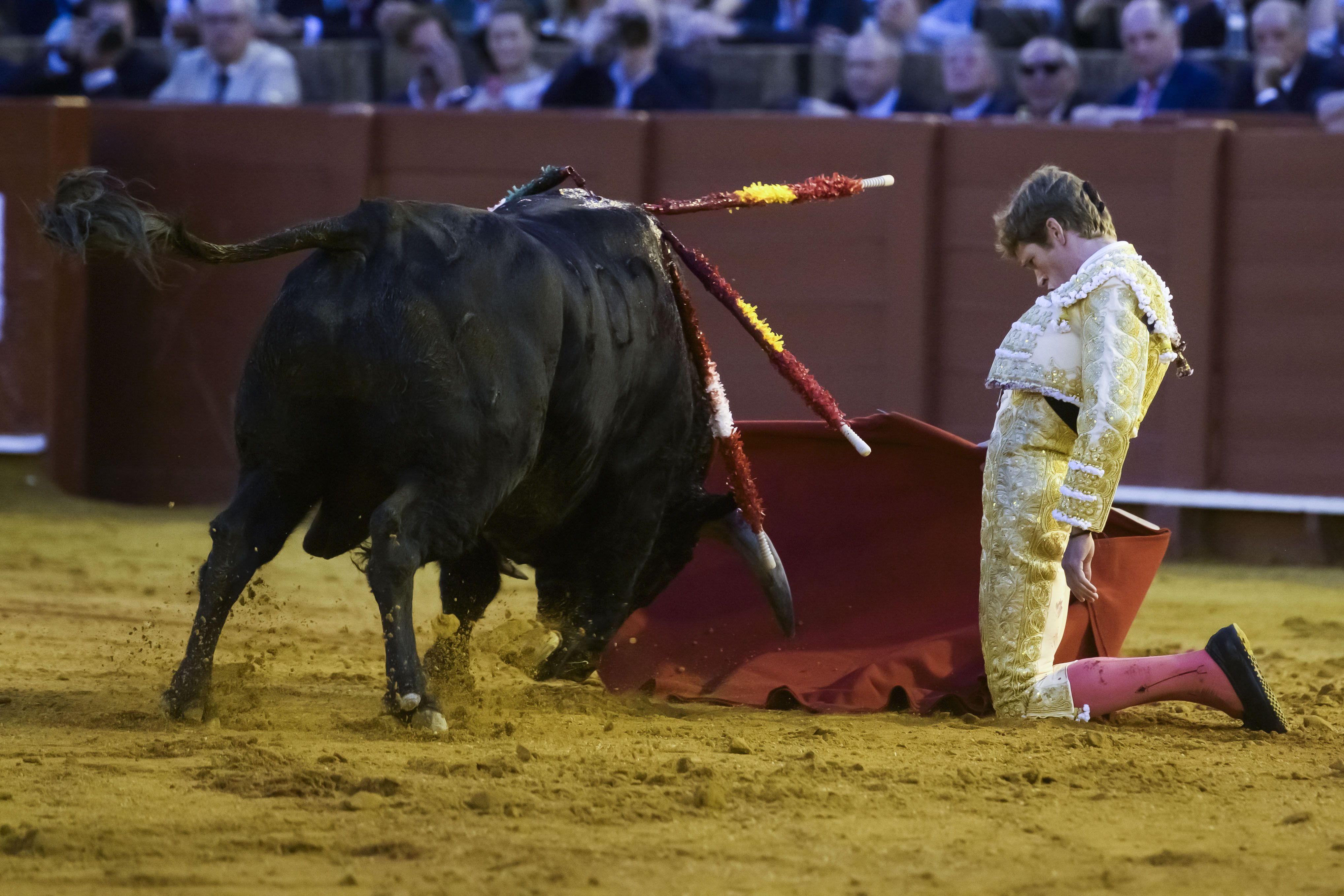 Borja Jiménez dibuja un derechazo de rodillas a su segundo toro.