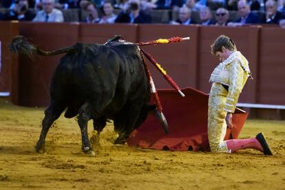 Borja Jiménez dibuja un derechazo de rodillas a su segundo toro.