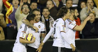 Otamendi celebra con sus compañeros el gol marcado al Real Madrid.