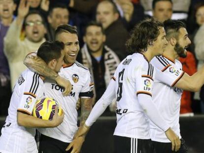 Otamendi celebra con sus compañeros el gol marcado al Real Madrid.