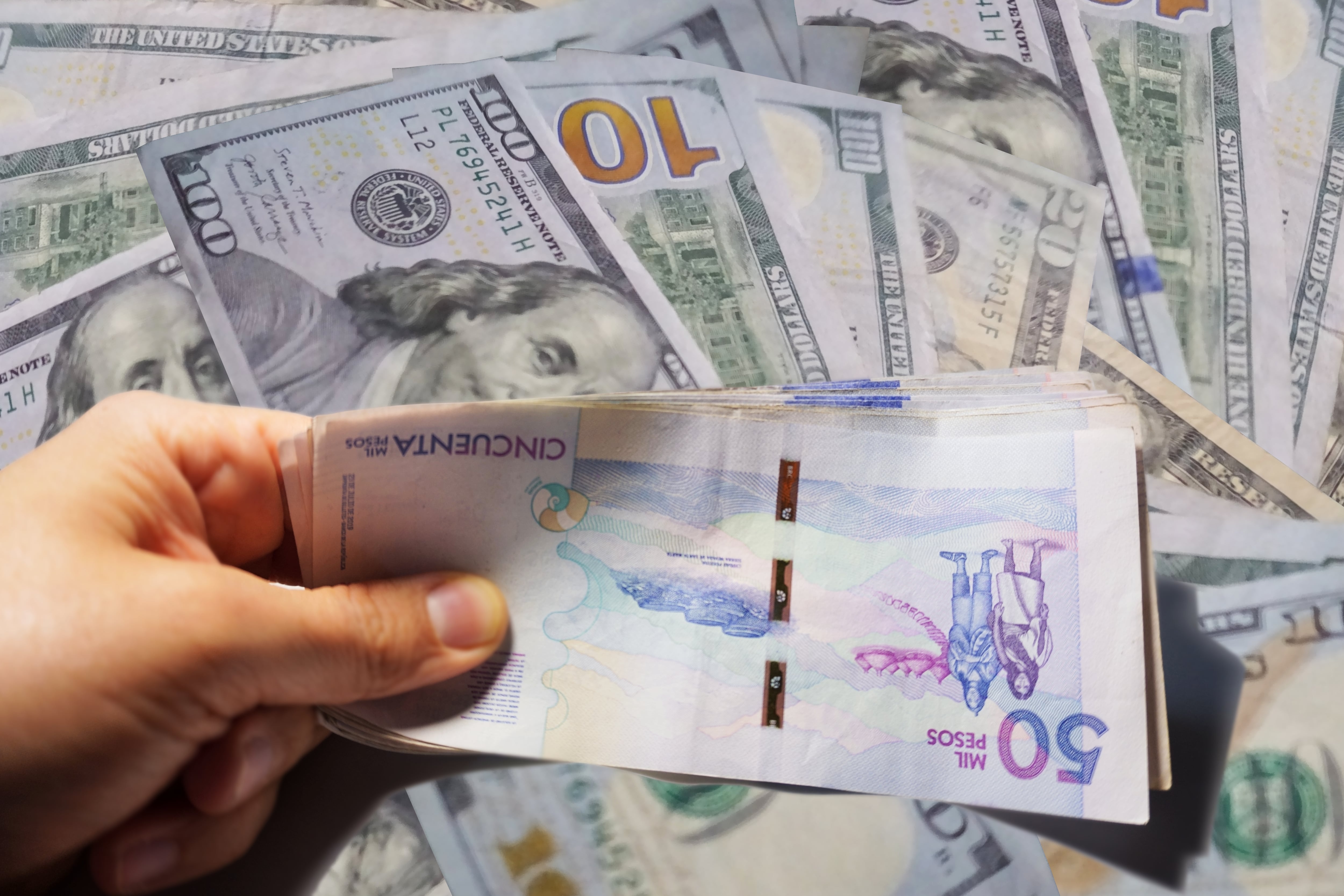 La mano invisible del Gobierno distorsiona la cotización del dólar en Colombia