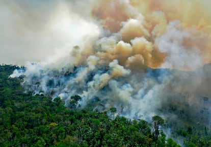 Imagem de 16 de agosto de 2020, mostra a vista aérea de uma área em chamas na reserva da floresta amazônica, ao sul de Novo Progresso no Estado do Pará.