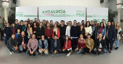 Mario Jiménez, en el centro, con representantes de Juventudes Socialistas en Sevilla.