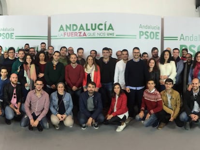 Mario Jim&eacute;nez, en el centro, con representantes de Juventudes Socialistas en Sevilla.